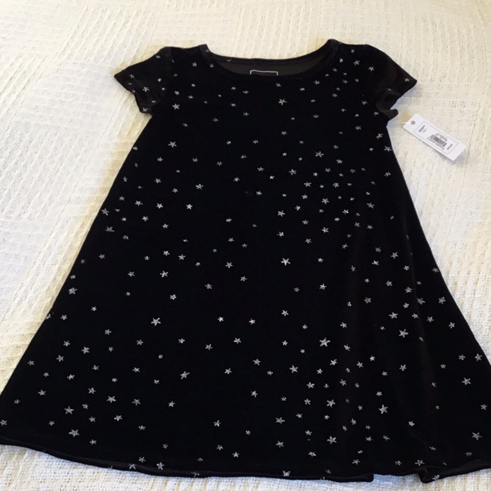 NWT girls size 5 beautiful dress. Short sleeves